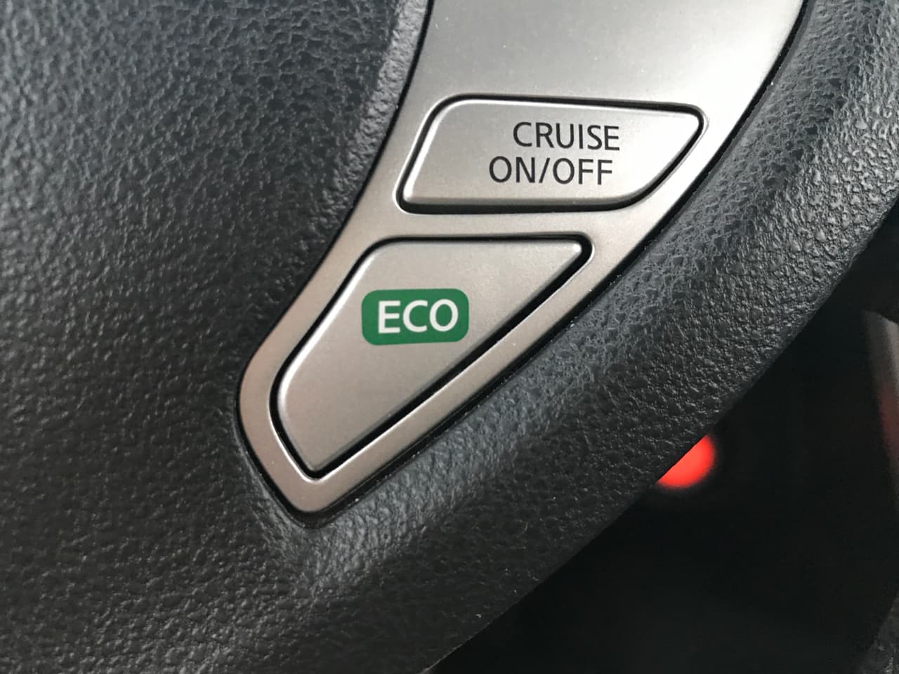 Es imposible no utilizar el 
<b>modo de conducción Eco</b> en Nissan Leaf 2016, especialmente cuando la reserva de energía eléctrica pasa a su mitad inferior. El sacrificio es que convierte al Leaf en un verdadero aburrimiento. Uno que se siente como si un elefante se hubiese sentado en el techo del auto.