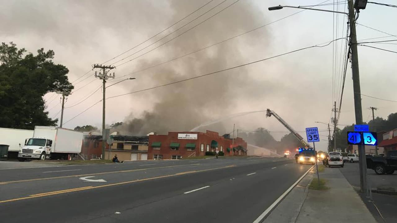 Incendio químico provoca cierre de escuelas y evacuaciones en ciudad de Georgia