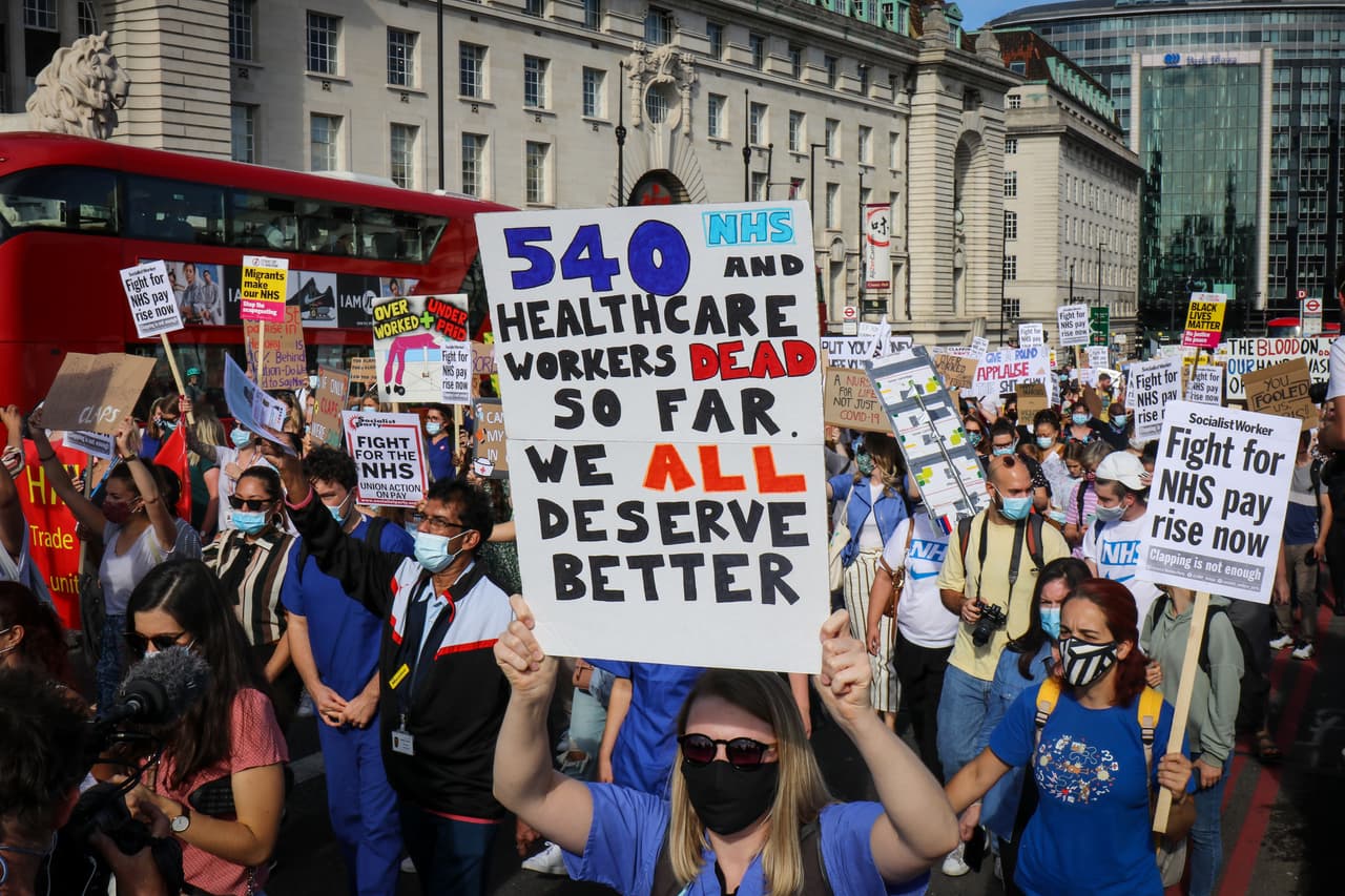<b>Reino Unido: 649 trabajadores de la salud muertos por covid-19. </b>Amnistía advierte que las cifras de los países no siempre son directamente comparables debido a los diferentes métodos utilizados para recopilar datos, y las definiciones locales de los trabajadores sanitarios. “540 trabajadores de la salud muertos”, el mensaje escrito en el cartel que una enfermera llevó a una protesta por mejores condiciones de trabajo a finales de julio en Londres.