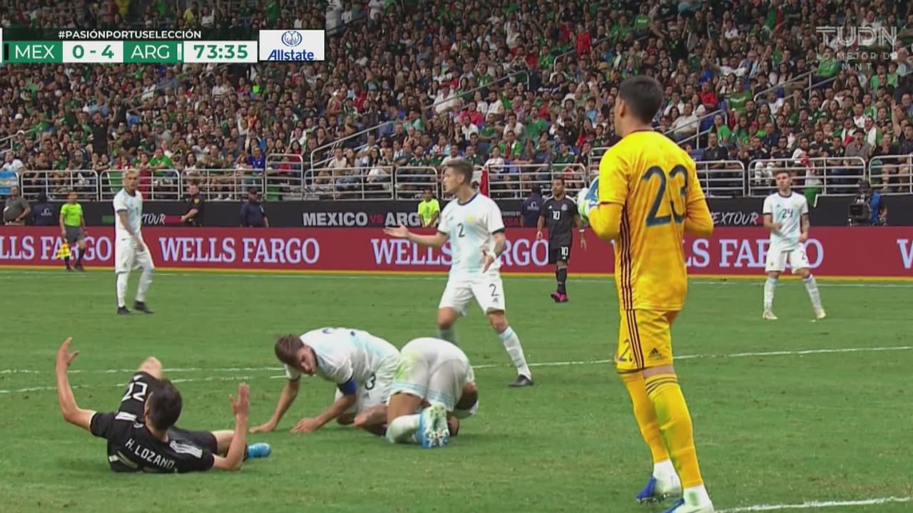 ¡Con VAR hubiera sido penal sobre Chucky! El empujón de Marcos Rojo sobre Lozano en el área