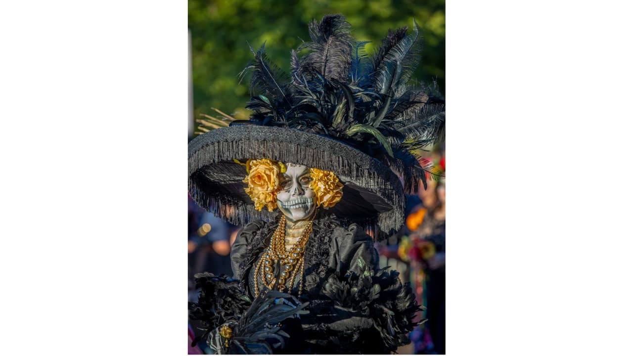 Así que no tendrás que viajar fuera de Estados Unidos para ver estas catrinas que son muy parecidas a las que desfilan por las calles de la Ciudad de México.