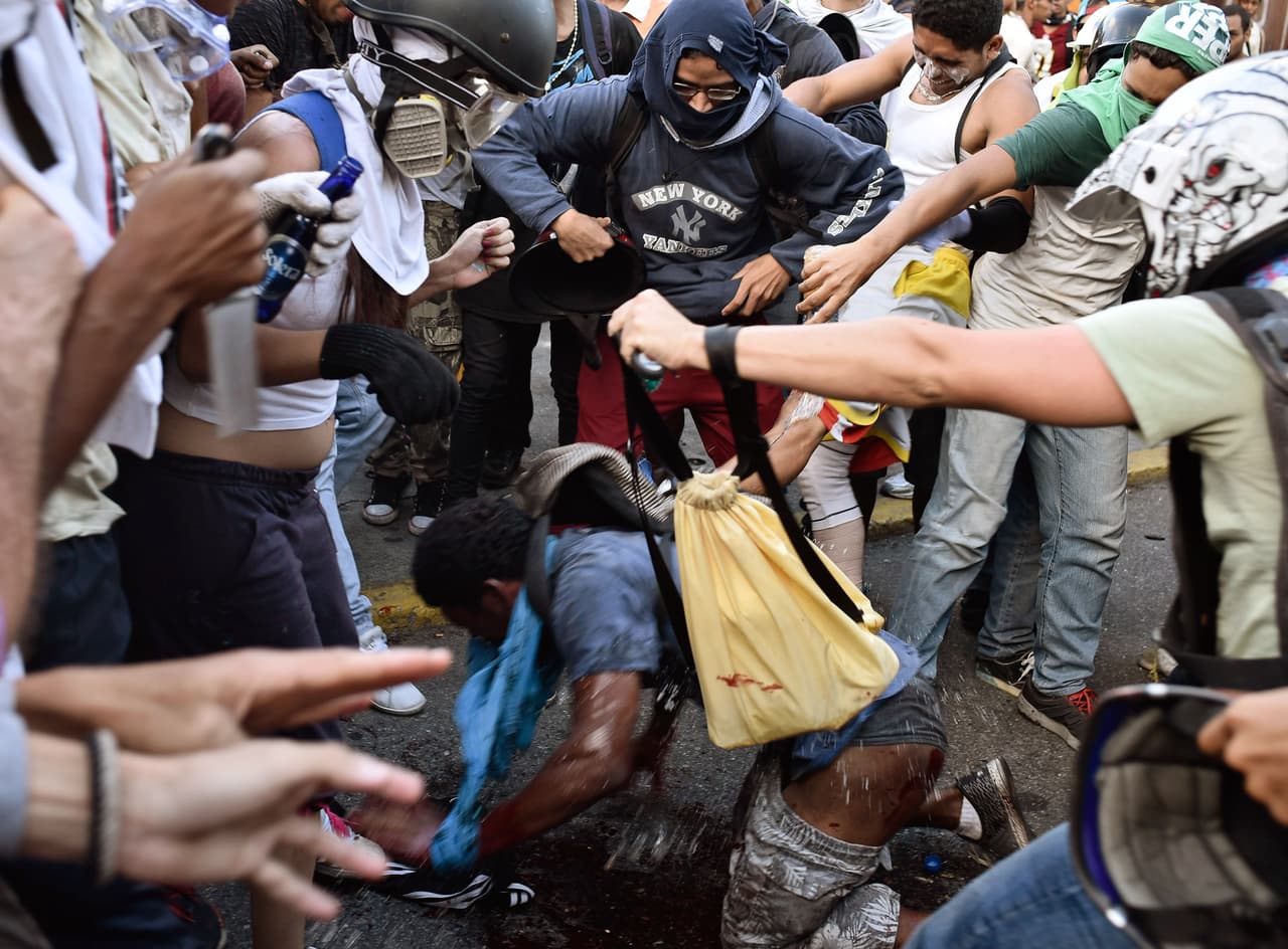 The routine of the protests in Venezuela is fairly repetitive. Thousands of demonstrators against the government of Nicolás Maduro march towards the center of Caracas until they are intercepted by the security forces and the battle begins. On Saturday, May 20, an unexpected event broke that routine: "I saw a man running in front of me, fleeing a group of demonstrators, mostly hooded and with improvised shields pursuing him," said Marco Bello, a Reuters photographer. Moments later gasoline was poured over the man.