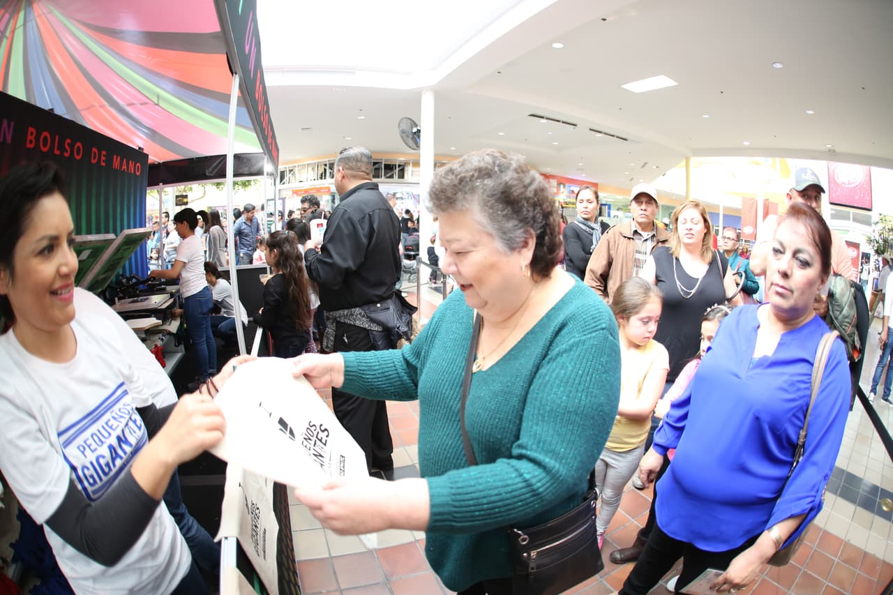 Personas de todas las edades disfrutaron su bolsa con diseño especial.