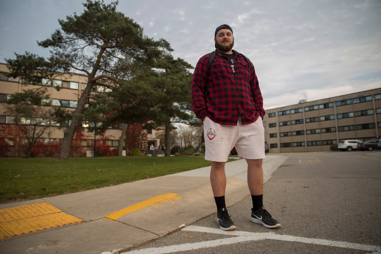 <b>Griffen Schaffer - Kenosha, Wisconsin. </b>Griffen Schaffer tiene 21 años y estudia gerencia en el Carthage College de Kenosha, Wisconsin. "Este campus tiene una gran cantidad de estudiantes liberales. Sanders vino y yo también fui a ese mitin. Voté por Trump porque siempre he votado conservador. Trump será un presidente más moderado. Manejará el dinero de mejor forma que lo hubiera hecho Clinton. Es un empresario y sabe cómo funcionan los negocios”, dice.