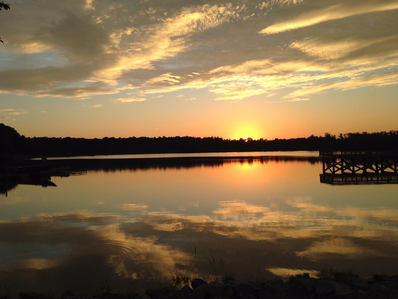 <b><a href="https://www.cityofgastonia.com/rankin-lake-park.html">Rankin Lake.</a></b> El lago de aproximadamente 80 acres cuenta con un sendero pavimentado de 1.5 millas alrededor del perímetro; pasarela de madera sobre el aliviadero del lago; dos muelles de pesca; un muelle de observación; una oficina en el lago para manejar el alquiler de botes, canoas, kayaks y botes de pedales, y permisos de pesca; y un edificio con baños.
<br>
<br>
<b><a href="https://goo.gl/maps/HFAmWhNcSE3vskzq9">Cómo llegar</a></b>