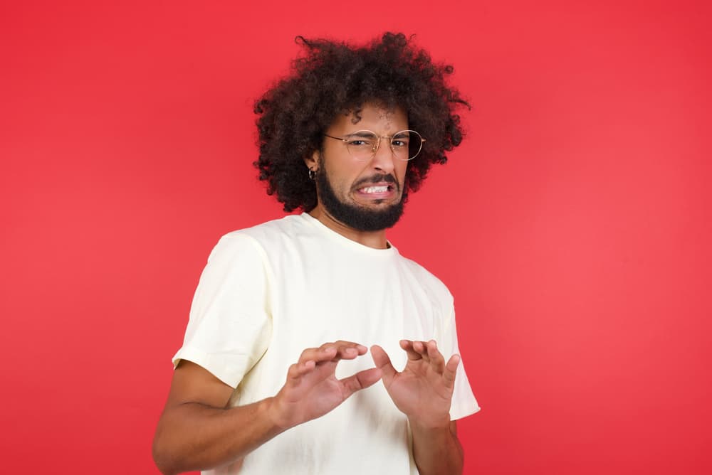 Hay peligro en que te dejes envolver y manipular por personas atolondradas que lleguen a tu lado diciéndote cosas espantosas, que el mundo se va a acabar, que viene guerra, que esto y que el otro, alarmándote. No les prestes atención, no te dejes llevar por ellos para no estar nervioso sin razón alguna. Tú eres sabio y sabes discernir verdad de la mentira.
<br>