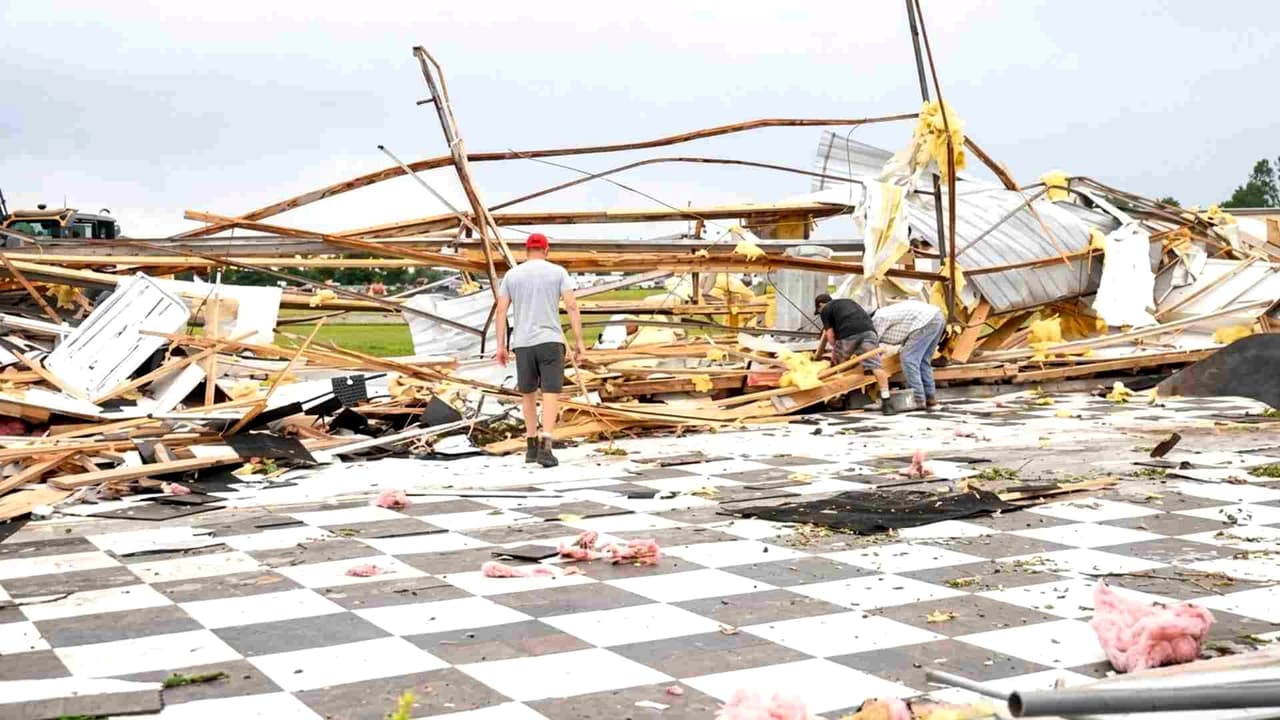 Así quedó un museo de autos de lujo en el Medio Oeste tras el paso de un tornado