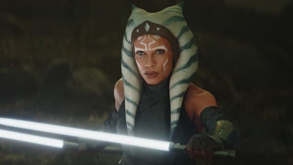 'Mando' le pide a la Armera que funda su lanza para crearle una armadura a Gogu. Esa arma fue un obsequio de Ahsoka, la jedi que apareció en la segunda temporada de 'The Mandalorian'.