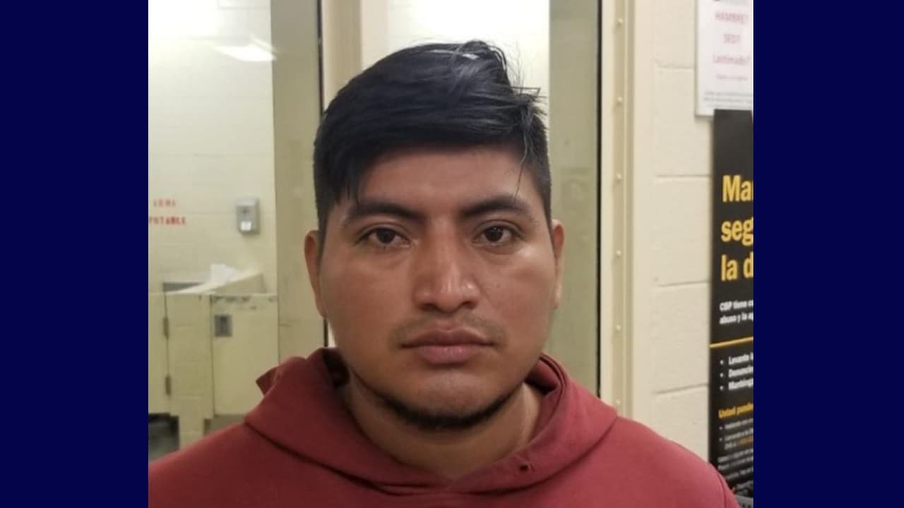 Agentes de la estación de Tres Puntas arrestaron a Erick Elias Ramírez, ciudadano guatemalteco y delincuente sexual registrado, luego de que cruzó la frontera ilegalmente. Los registros revelaron una condena por delito grave de intento de violación en primer grado a un niño menor de 13 años en el condado Suffolk, New York.