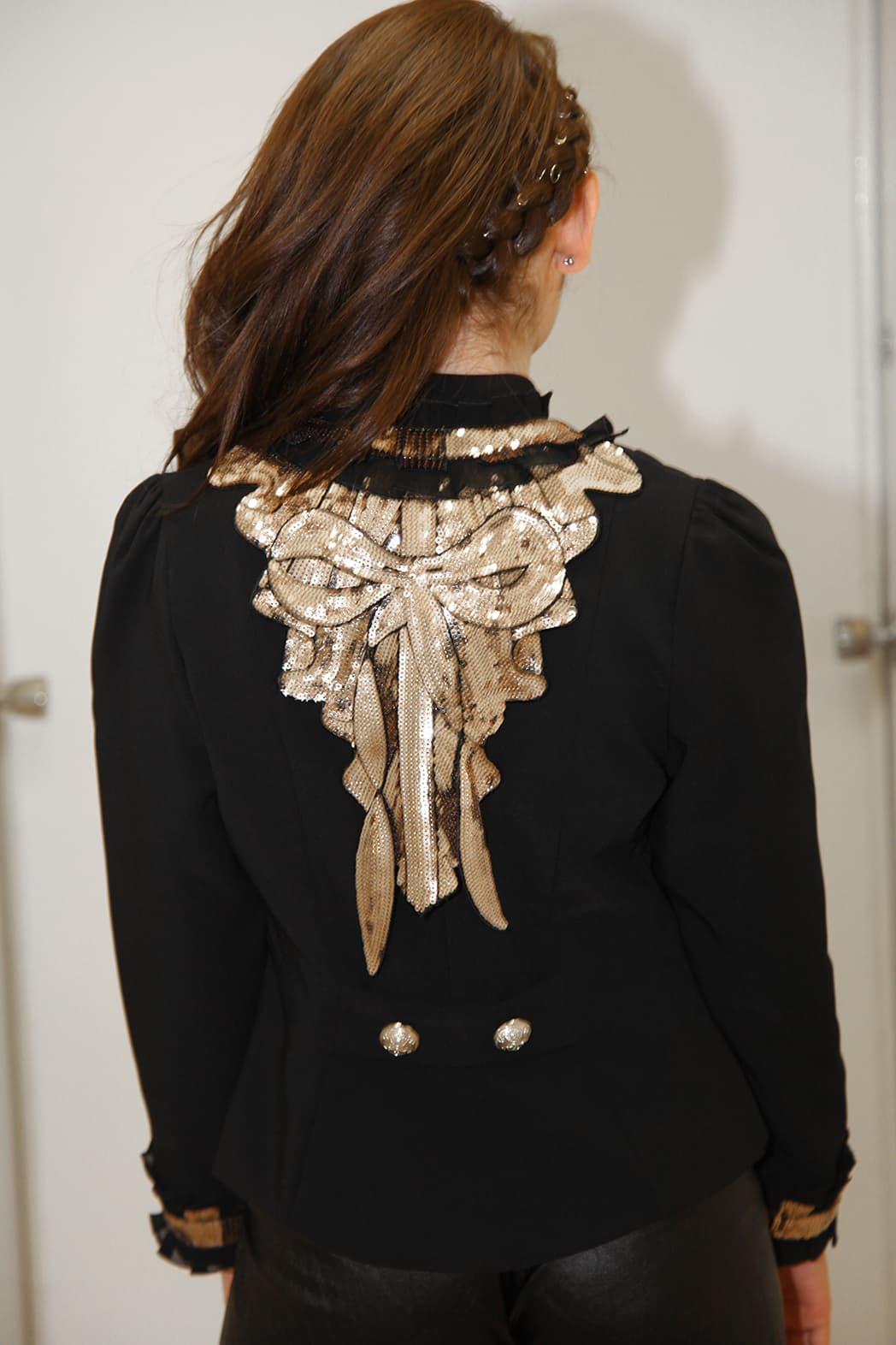 La protagonista de 'Soy Luna' mencionó que en esta ocasión el look fue "súper parecido a Michael Jackson y atrás de la chaqueta un aplique dorado en forma de moño”.