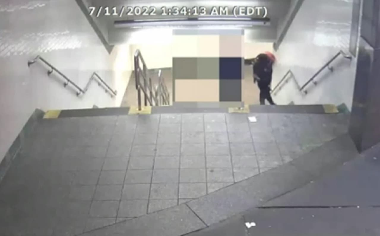 Ladrón sorprende a adulto mayor y lo golpea para robarle la cartera en el Metro