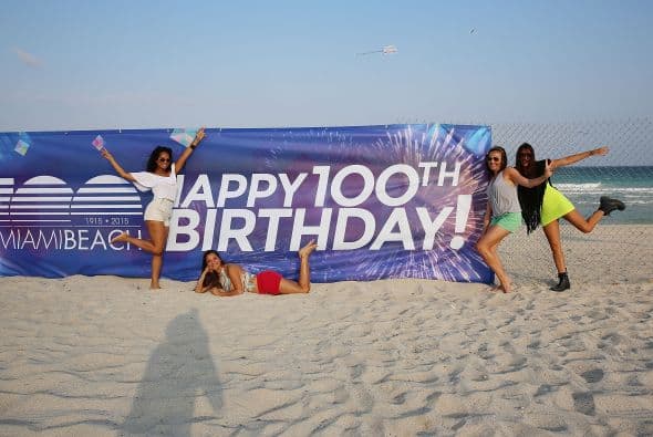 La música comenzó a las 3 de la tarde y no se detuvo hasta la medianoche, ofreciéndole al público un espectáculo inolvidable y a la altura de Miami Beach.