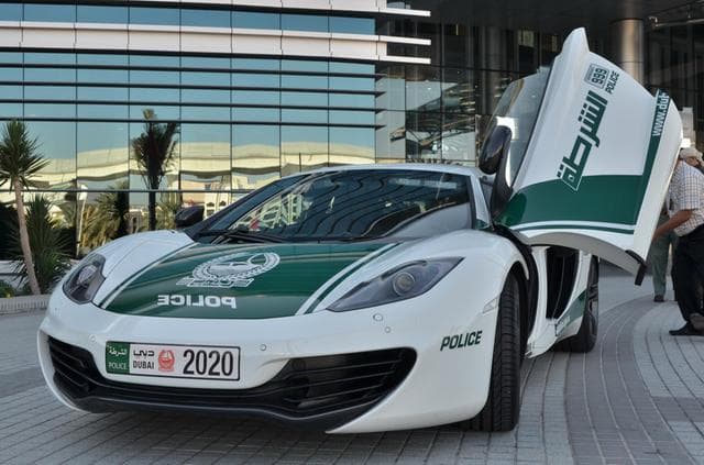 La policía de Dubái también cuenta con un 
<a href="https://www.univision.com/local/puerto-rico-wlii/noticias/mclaren/mclaren-675lt-spider">McLaren 675LT</a>, una de las creaciones más avanzadas de los especialistas británicos en carreras, con una velocidad máxima de más de 200 mph. 
<br>