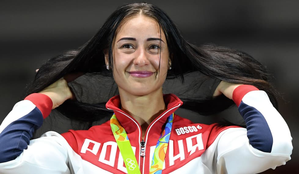 Después de su combate de esgrima y para festejar su victoria, Yana Egorian presume la medalla de oro que ganó y también su larga y sana cabellera oscura. Un aplauso para la guapa rusa.
<br>