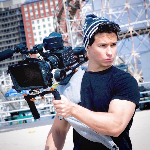 Alexander también heredó el talento de su padre y no se puede separar de las cámaras.