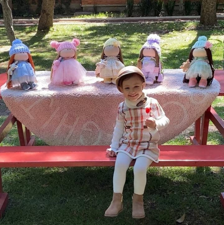 Así como la 
<a href="https://www.univision.com/famosos/marlene-favela-vende-munecas-inspiradas-en-su-hija-bella-5-detalles-que-las-hacen-especial-fotos">línea de muñecas que sacó en su honor</a> y otros productos para niñas, como bolsos.
<br>