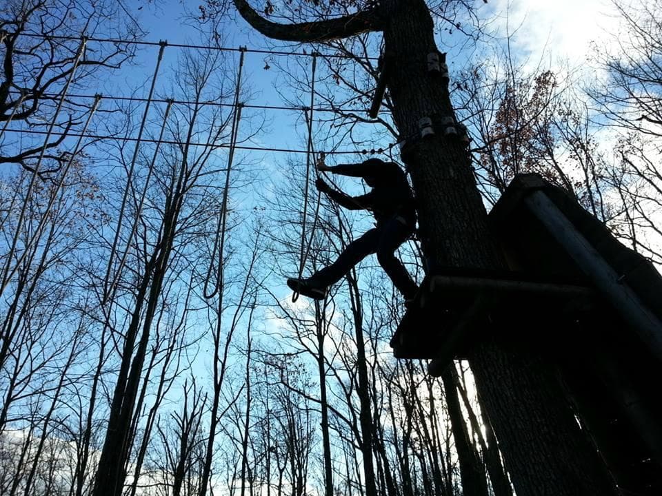 <b><a href="https://www.skytop.com/adventure-center/">Skytop Lodge's Adventure Center</a></b>. Sumérgete en las vistas de las montañas Pocono mientras te deslizas por las copas de los árboles en una zip line.
<br>
<br>
<b><a href="https://g.page/skytop-lodge-adventure-center?share">Cómo llegar</a></b>