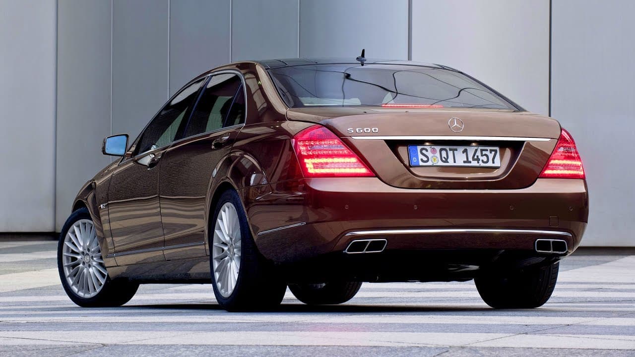 Mercedes-Benz S600 blindado 2009Este es uno de los modelos más populares por ejecutivos y embajadores por su lujo. Debido al peso adicional por el blindaje, es indispensable la máxima potencia y confiabilidad posible, por eso esta versión cuenta con el motor V12 con 65 caballos de potencia.