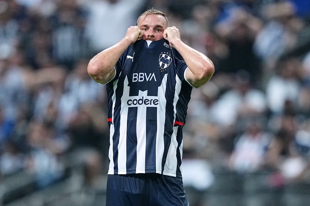 El delantero neerlandés Vincent Janssen se fue de Rayados para regresar a Europa con el Royal Antwerp de Bélgica.