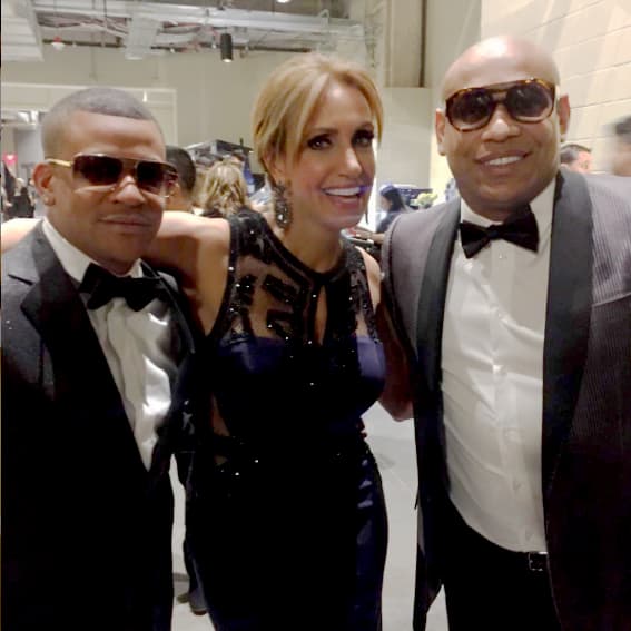 Detrás de bambalinas en los premios Latin Grammy con el dúo cubano Gente de Zona.