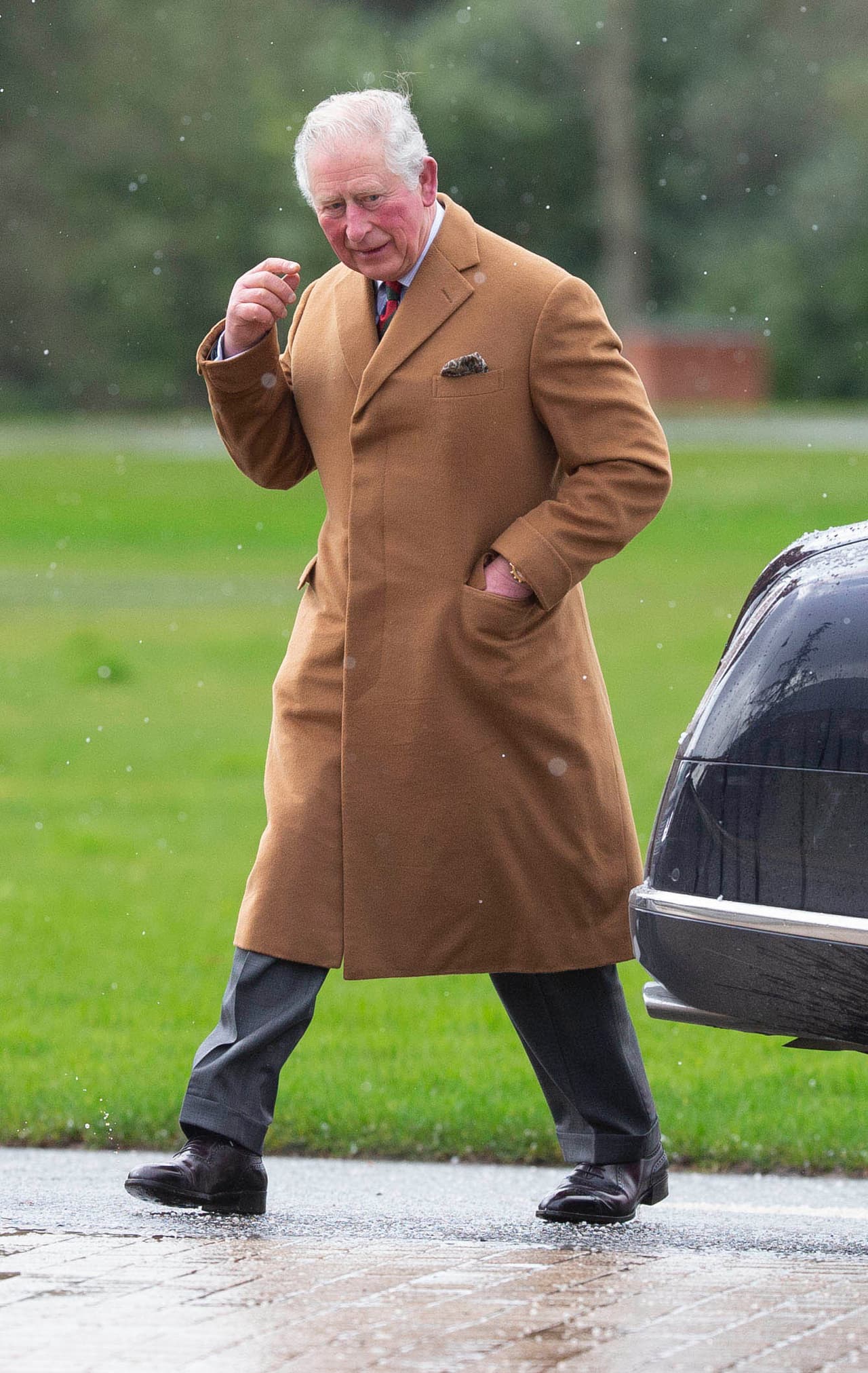 Emmanuel Bajowa, uno de los elementos del Regimiento de la princesa de Gales, tuvo oportunidad de charlar con el 
<b><a href="https://www.univision.com/famosos/hombre-que-dice-ser-hijo-del-principe-carlos-y-camilla-parker-solicita-a-un-tribunal-una-prueba-de-adn-fotos">príncipe Carlos</a></b>. 
<br>