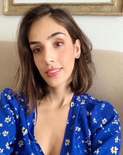 Pero la actriz de 34 años de edad destacó que cuando el pesonaje de Paola huya con su amante "se empieza a vestir sensual y empieza a ser la mujer que no pudo durante muchos años, por estar siempre a la sombra del marido".