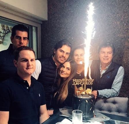 Por su parte, para conmemorar su cumpleaños número 37, Juan Carlos compartió esta instantánea a la que agregó: "Festejando con familia y amigos. Les quiero agradecer mucho de corazón a todos los que se toman el tiempo de mandarme un mensaje o una llamada, cada uno de ellos es algo especial para mí. Los adoro.".