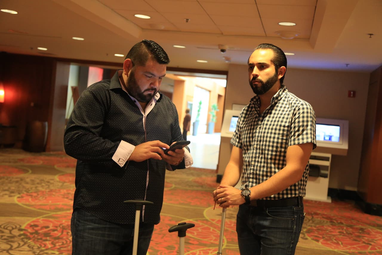 Los tres locutores se fueron a las calles de Dallas y tuvieron la oportunidad de conocer algunos de sus seguidores.