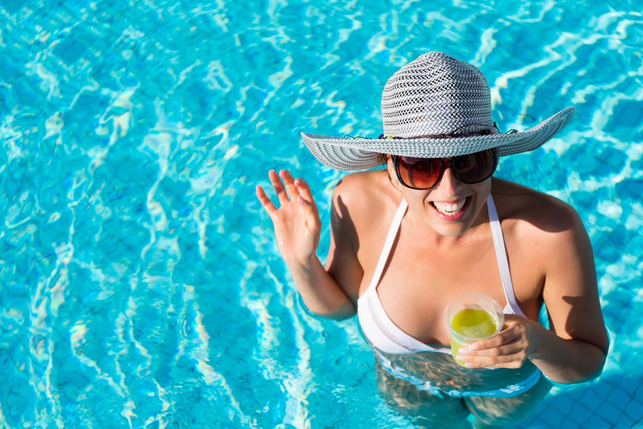 La playa, la piscina y los espacios al aire libre se vuelven los lugares perfectos para pasar un día agradable con la familia o amigos durante este verano, por lo que, probablemente, pasarán un largo tiempo bajo los rayos del sol.
