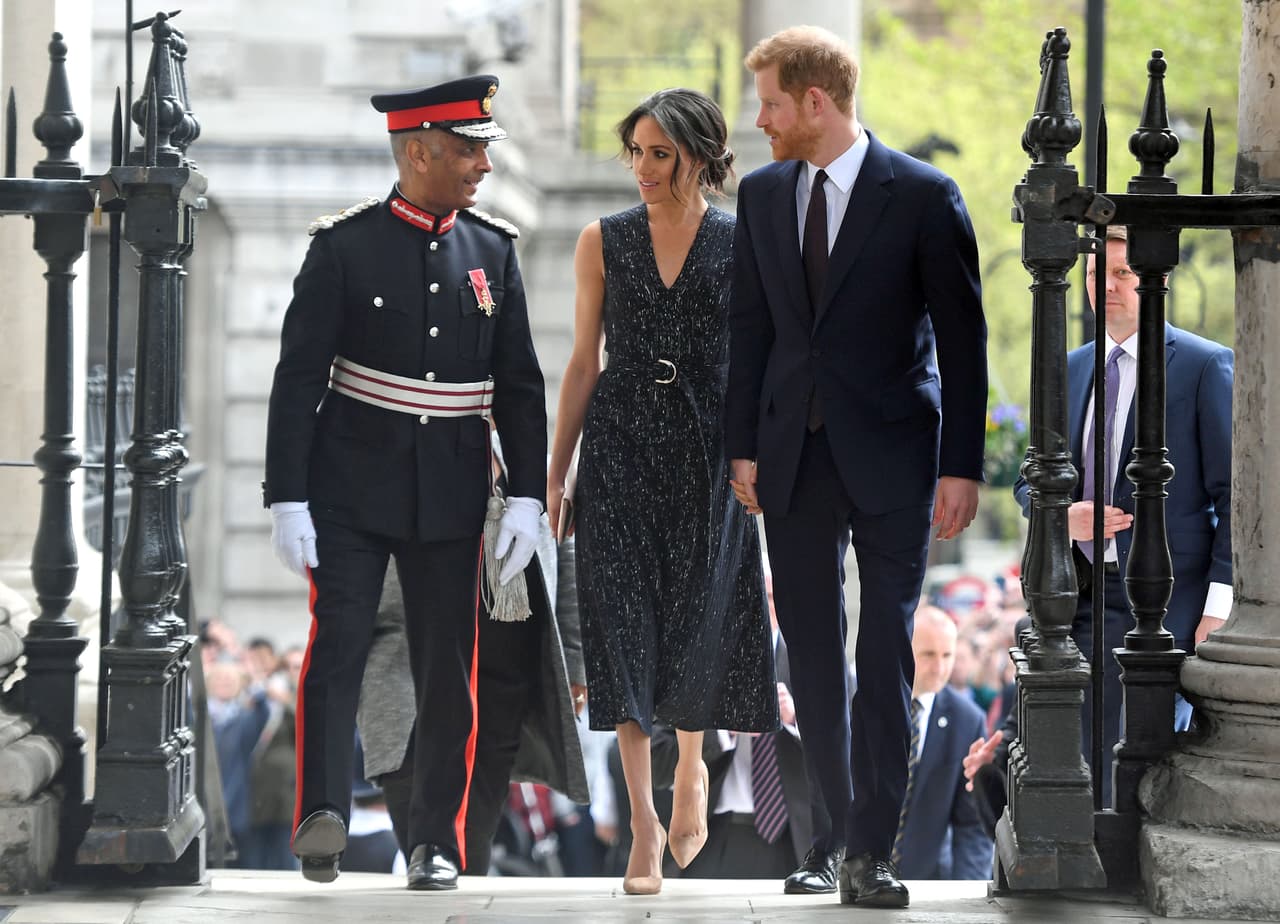 Así que mientras Thomas Markle se ejercitaba en Rosarito Beach, México, a 5,522 millas de distancia Meghan y el príncipe Harry asistían a una ceremonia en conmemoración del vigésimo quinto aniversario de la muerte de Stephen Lawrence, un hombre negro quien murió tras ser atacado (en un incidente racial), mientras esperaba por un autobús en el vecindario de Well Ham, en Londres.