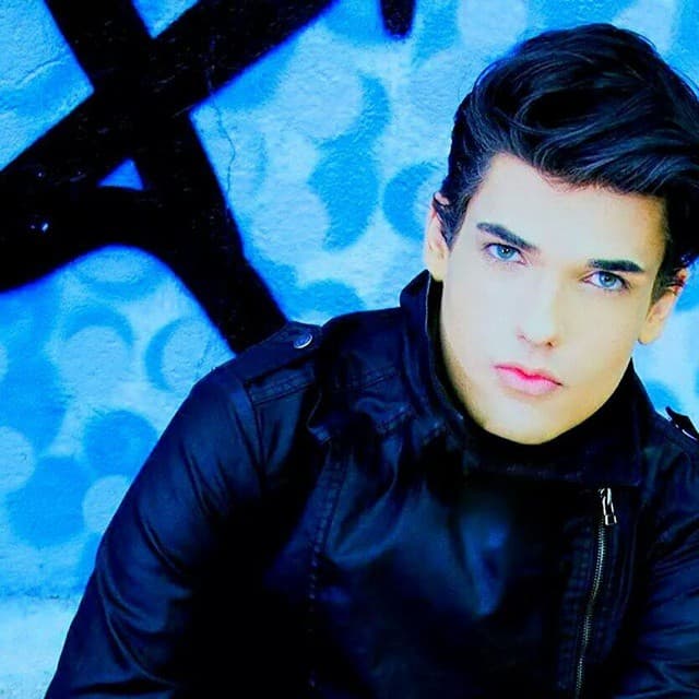 Gastó más de 50 mil dólares en cirugías con tal de parecerse al muñeco Ken, la pareja de Barbie.