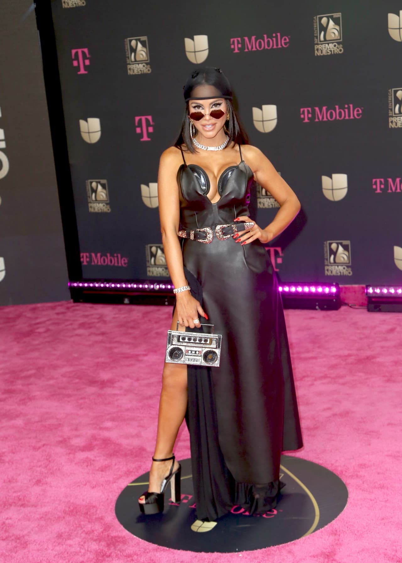 <b>Natti Natasha</b> fue asesorada por el diseñador de estilo Prince and Jacob, al es un vestido de cuero vegano personalizado, un bolso de diamantes de Judith Leiber, zapatos Giuseppe Zanotti y gafas de sol Illesteva.