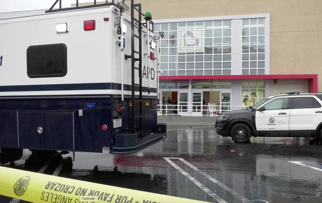 La menor, que aún no ha sido identificada, estaba con su madre probándose vestidos de quinceañera cuando fue impactada por la bala perdida, 
<a href="https://www.latimes.com/california/story/2021-12-23/2-shot-at-burlington-store-in-north-hollywood-suspect-detained" target="_blank">informó el LA Times</a>, citando una fuente del LAPD.