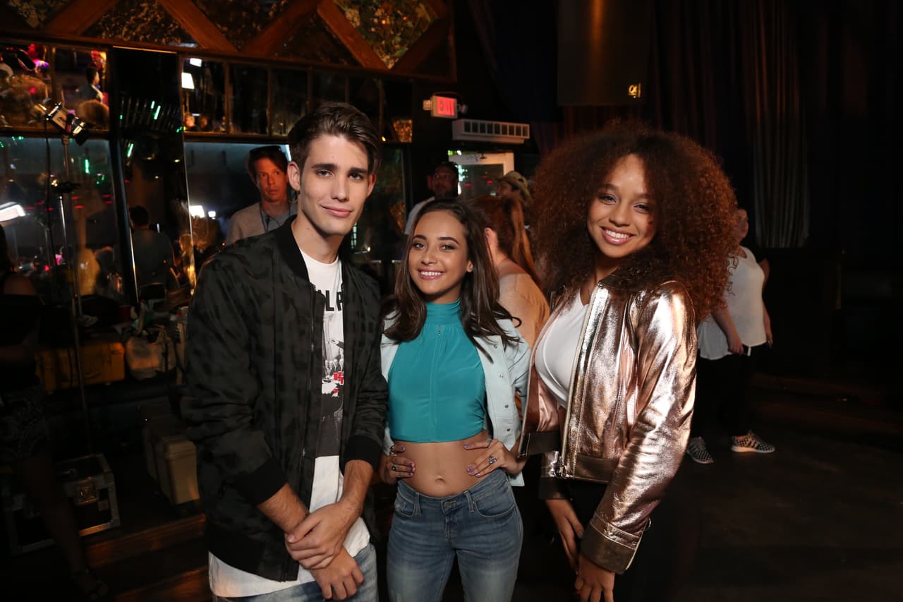 Abdiel, Fabyán, Alondra, Sofía, Verónica y Abel formaron la banda 
<b>Milenios</b>. “Cake by the ocean” fue el tema de su videoclip. Durante las grabaciones los chicos se diviertieron y hasta se sonrojaron al enterarse que había escena de beso.