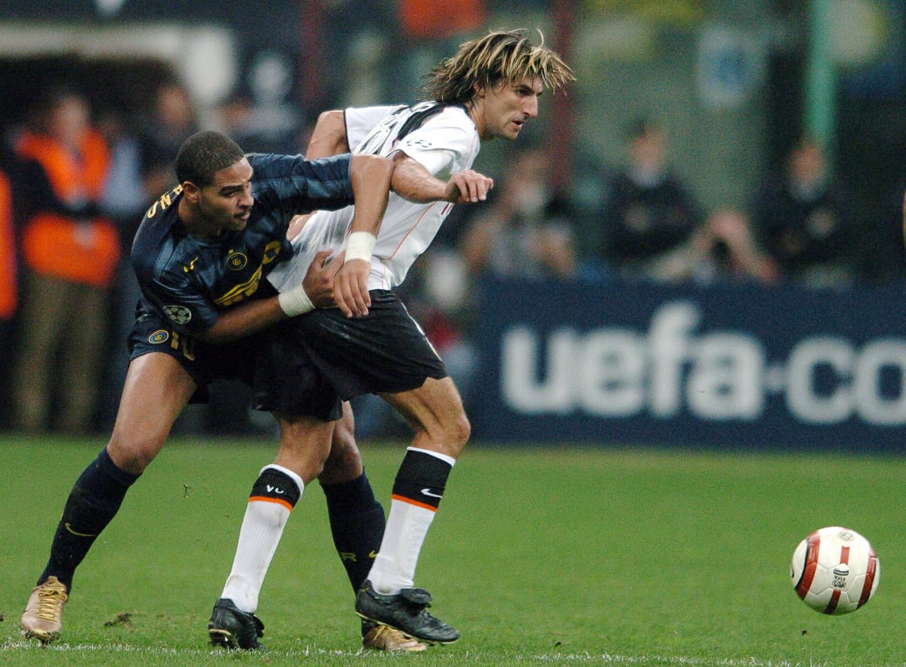 Adriano ocupó los encabezados de todos los diarios italianos por un golazo que le metió al Valencia en la Champions League 2004-2005: ruleta a lo Zidane y riflazo de zurda para batir a Santiago Cañizares. Era un toro, pero un toro muy técnico.