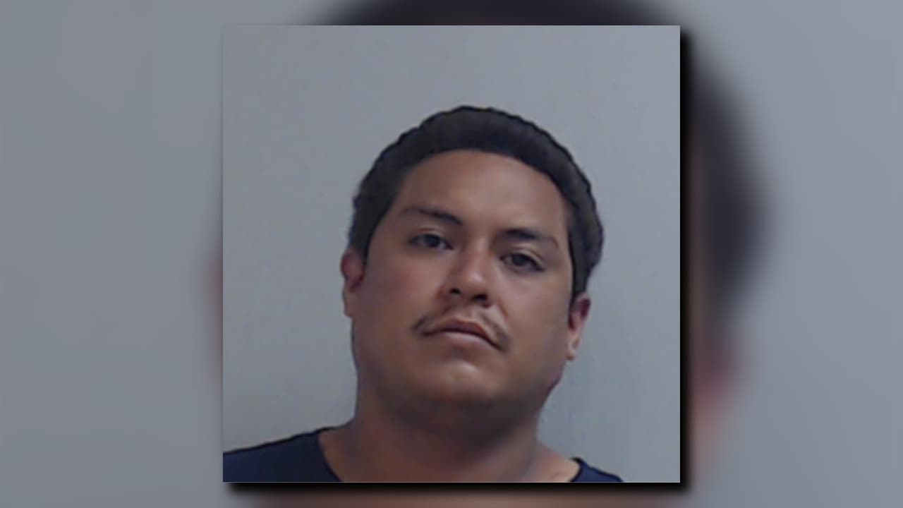 <b>Oscar Manuel García, conocido como el 'Oso'</b>, es acusado de violación a la ley anticorrupción y de formar parte de una organización criminal, además de asesinato con malicia, homicidio grave, entre otros delitos.
<a href="https://www.univision.com/local/atlanta-wuvg/arrestan-a-tres-de-los-acusados-en-el-asesinato-de-rossana-delgado-video">Fue capturado en México.</a>