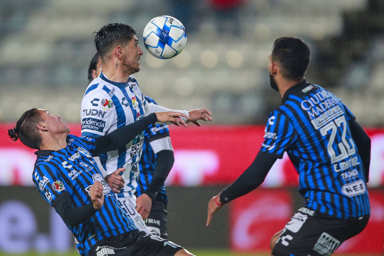 Los Tuzos se fueron con ventaja al descanso tras los tantos de Nicolás Ibáñez y Luis Chávez, pero Ángel Sepúlveda rescató el empate para los Gallos; José Angulo había adelantado a los visitantes.