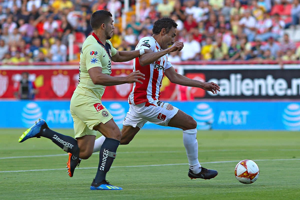 La actuación del defensa central Leobardo López (derecha) fue fundamentel para el Necaxa.