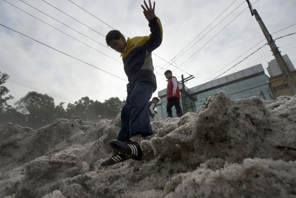 La tormenta dejó vehículos varados en algunos vecindarios.
