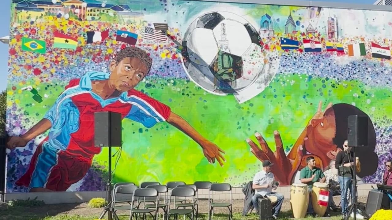 Niños de Filadelfia inauguran mural comunitario que celebra el Mundial 2026