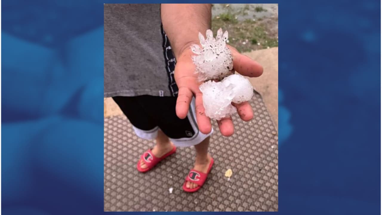 También en Justin, Mayra Flores comparte fotografías del granizo que cayó. El tamaño de estas bolas de 
<b><a href="https://www.univision.com/local/dallas-kuvn/como-cuidar-tu-auto-del-granizo-y-el-mal-tiempo-en-texas-video" target="_blank">hielo puede causar daños en los autos</a>. </b>