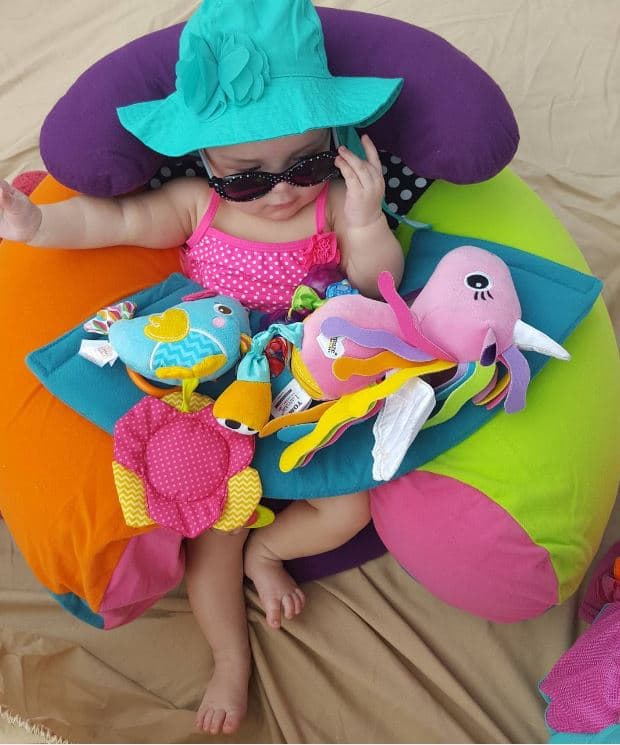 Como buena boricua, Kamilia está bien equipada para sus salidas a la playa y piscina.