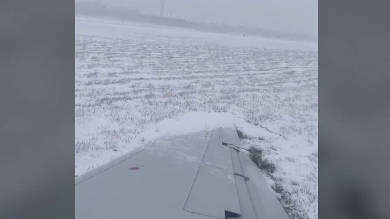Un avión se resbala y termina fuera de la pista de aterrizaje en el aeropuerto O'Hare
