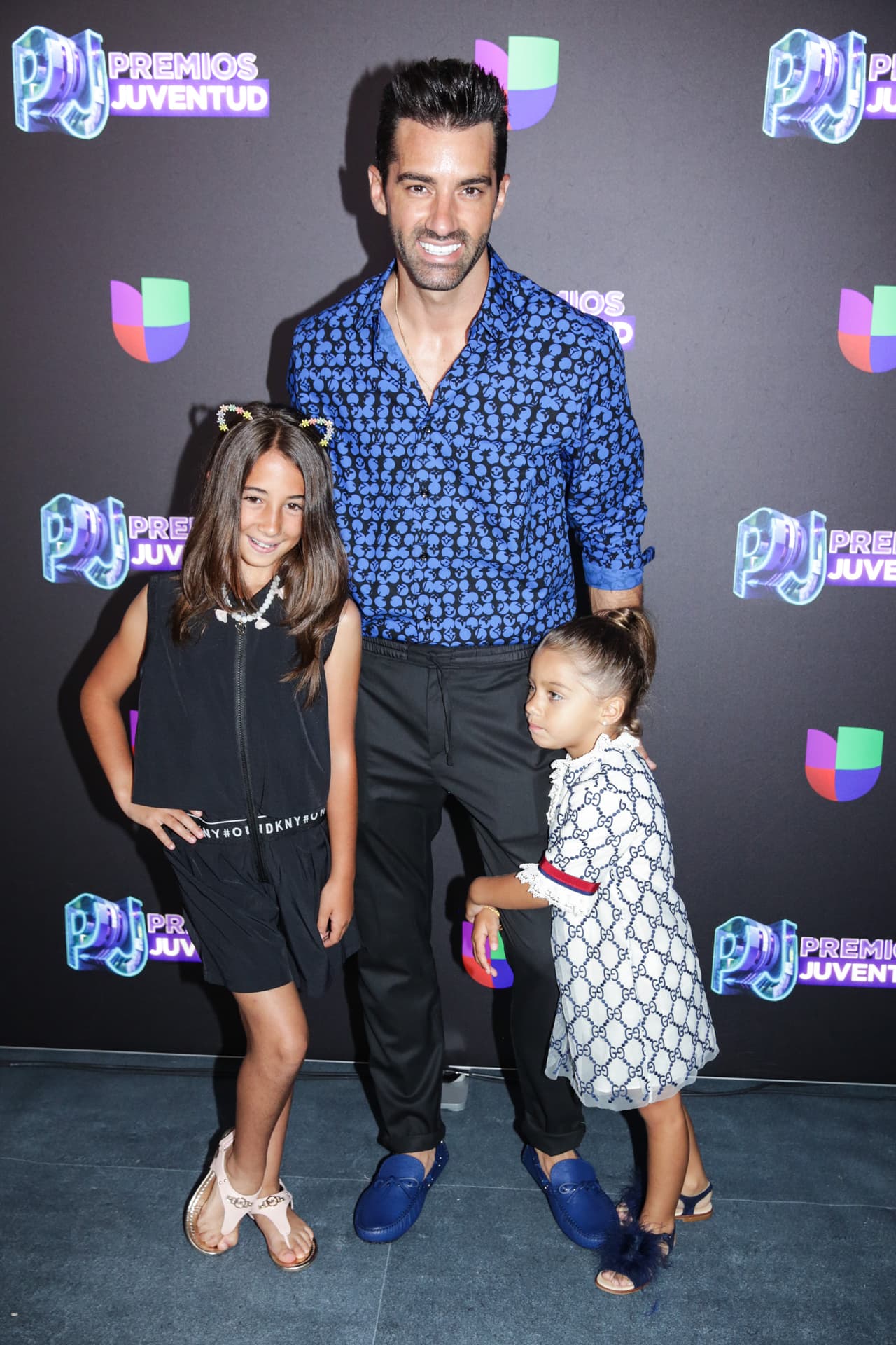 La hija de Adamari Lopez llevó el vestido con unas sandalias azules y una coleta alta.