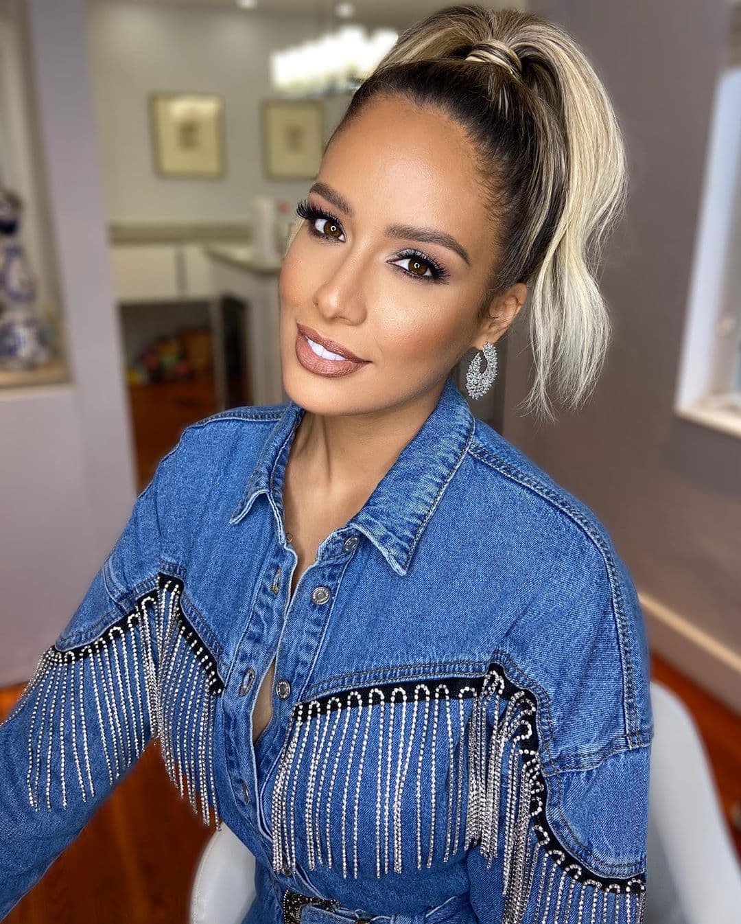 Aquí la vemos con el cabello recogido en la que es notable la base oscura en contraste con el rubio cenizo. Cada día nos muestra algunas formas de llevar este radiante tono.