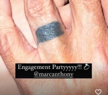En la foto que compartió la paraguaya con el anillo también resaltó el tatuaje que Marc Anthony tiene en el dedo anular izquierdo.