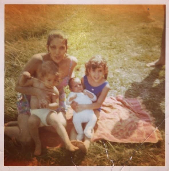 La puertorriqueña tiene dos hermanas, Lynda y Leslie López.