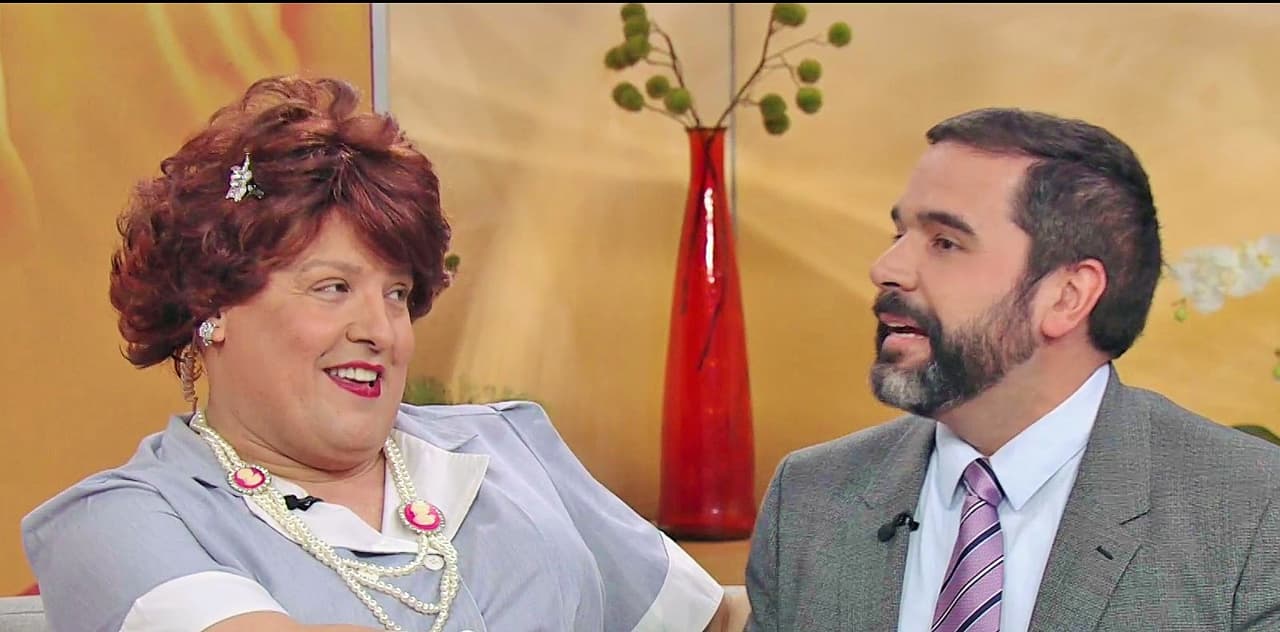 Ante la mirada traviesa de sus compañeras, Albert respondió con cariño a las ocurrencias de Doña Meche, quien confesó tener con él “sueños huracanados”.