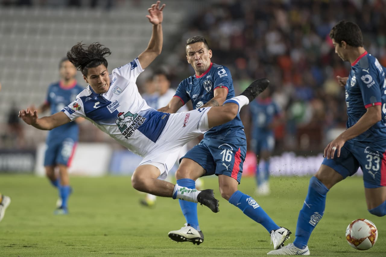 Jorge Hernández, de Pachuca (derecha) en otra disputa del balón durante el juego.