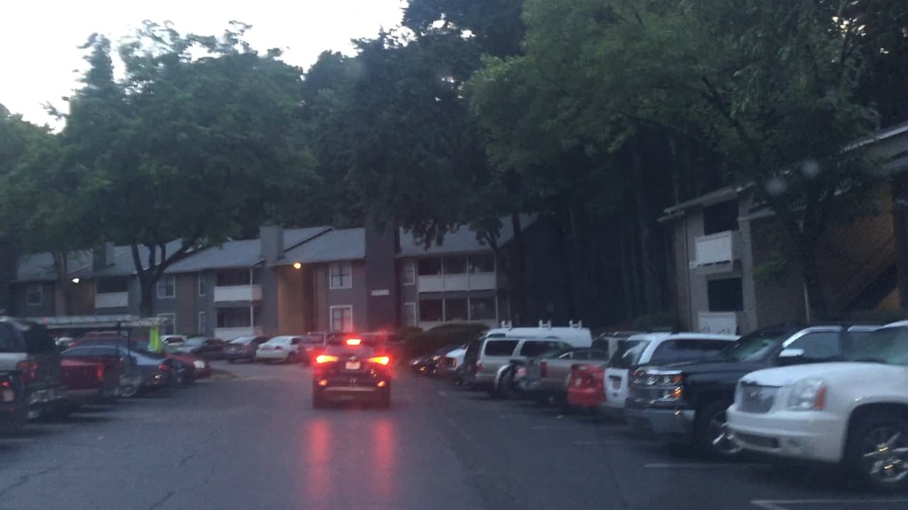 Las comunidades inmigrantes de Georgia vivieron entre los rumores y el miedo el inicio de lo que según el gobierno federal serán varios días de operativos para poner bajo custodia y deportar a indocumentados. En horas de la tarde de este domingo, tanto grupos activistas como Inmigración no habían confirmado detenciones en la región. Al norte de Atlanta, más de 70 personas se reunieron desde muy temprano en la sede de la organización Alianza Latina de Georgia por los Derechos Humanos (GLAHR), desde donde se formaron una decena de grupos que salieron a verificar si agentes del Servicio de Inmigración y Control de Aduanas de los Estados Unidos (ICE) estaban en los vecindarios arrestando a personas.